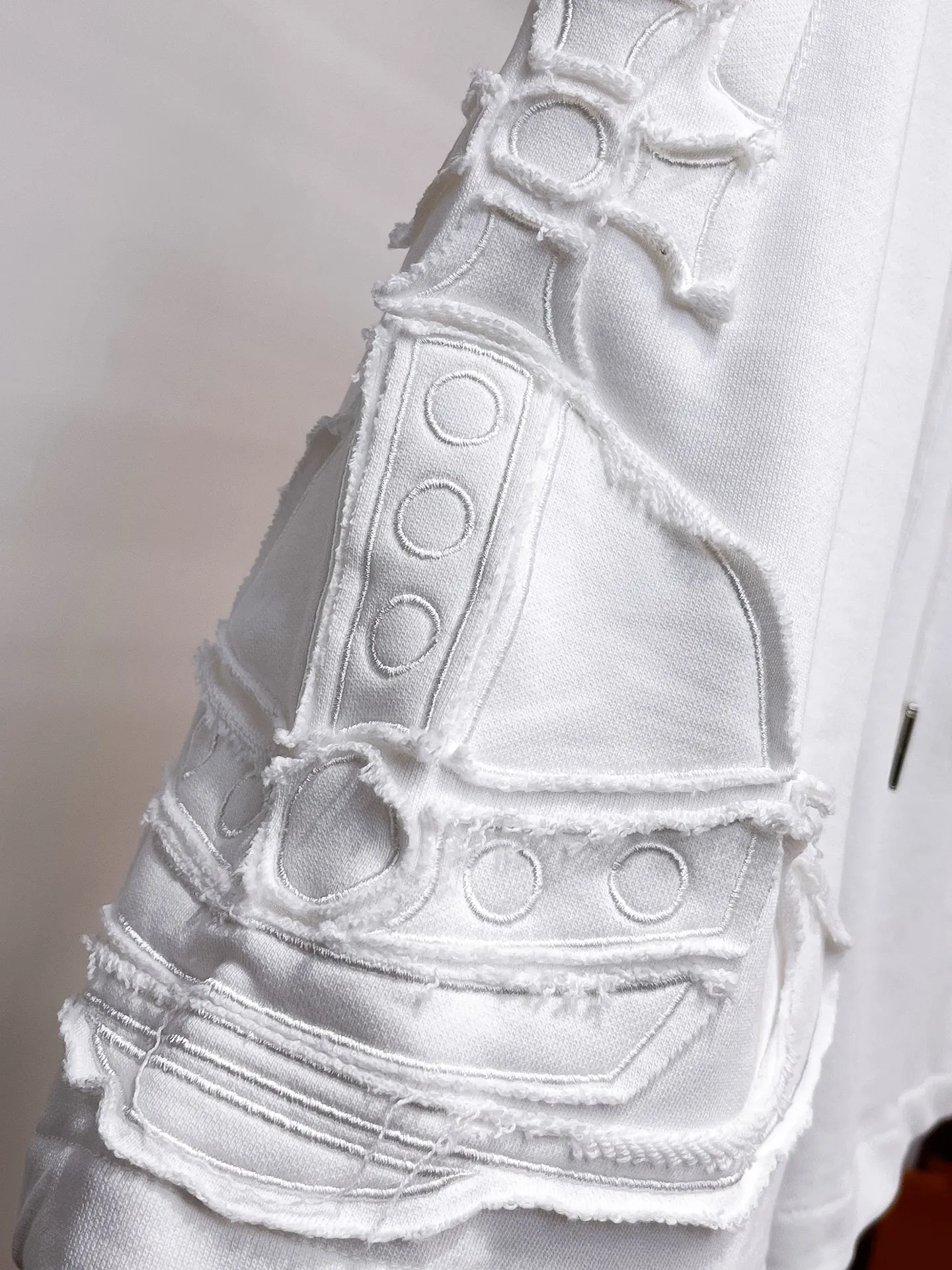 The Queen Mother's three-standard complete 2026 summer New Arrival men's casual shorts, advanced custom-made fabric Breathable fabric, Breathable elasticity and comfort, impeccable details, top-grade accessories, original logo design concept, delicate and soft feel! The upper body fit is awesome! Size: M-XXXL Please state your height and weight when ordering